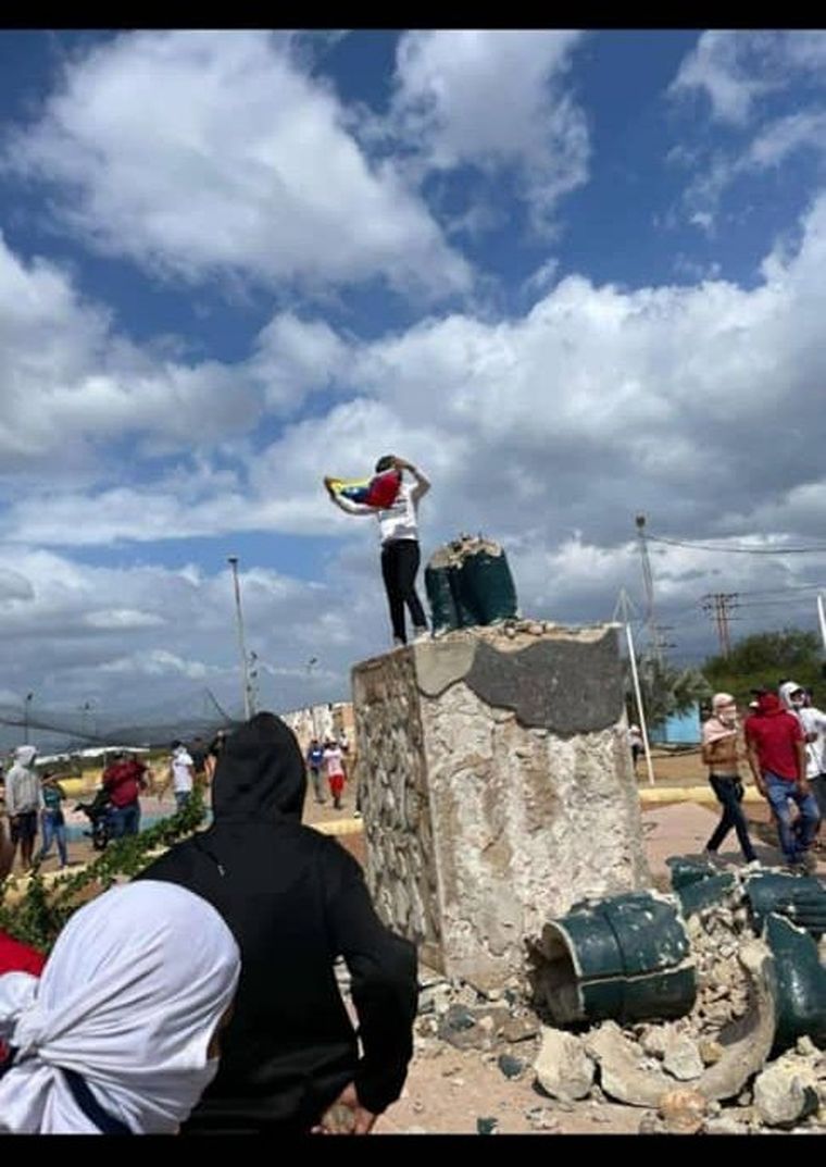 Venezolanos enojados derribaron la estatua de Chávez en el estado de Falcón Foto: Captura de video