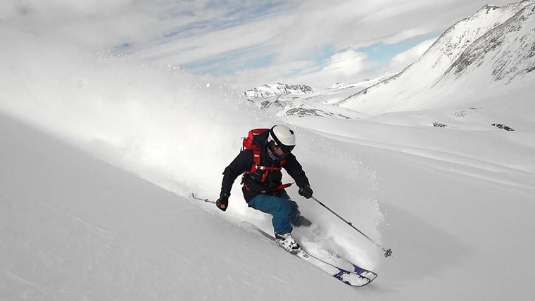 Después de una intensa nevada es posible disfrutar de unas bajadas épicas en nieve honda. Foto: Ale Susini/Winter Channel