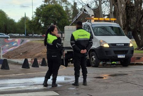 Una cuadrilla de Guaymallén trabajando en el túnel del Shopping.&nbsp;