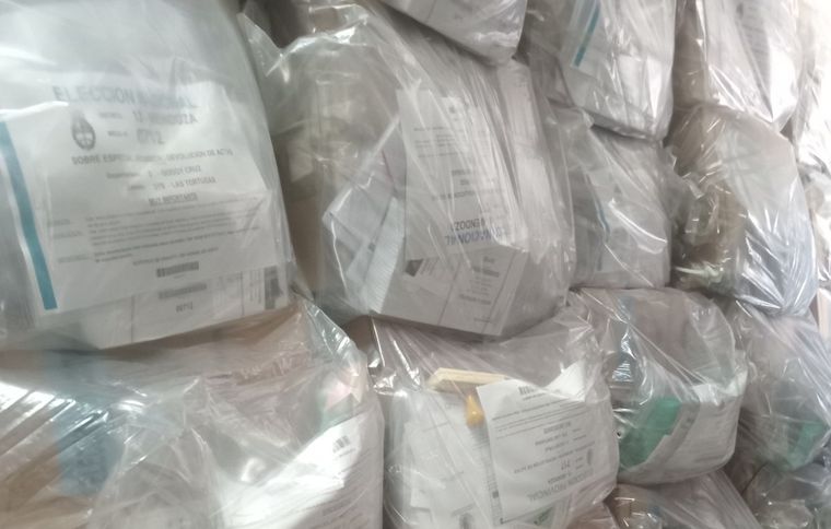 Los kits incluyen urnas, boletas, sellos, lapiceras indelebles y el padrón de cada mesa.