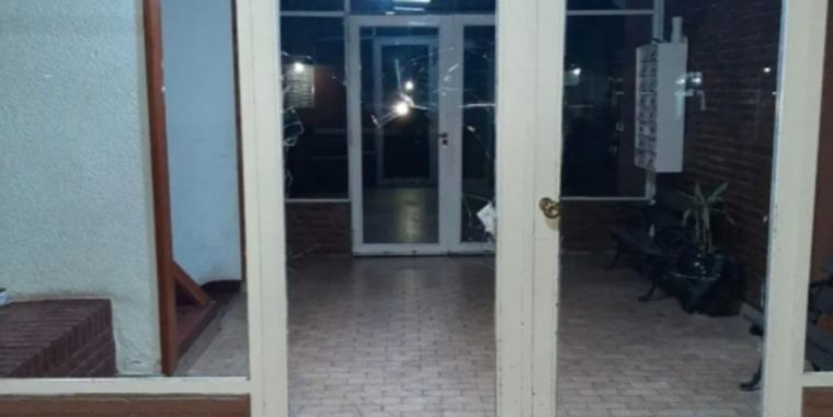 El vidrio de la puerta fue roto por el hermano al intentar auxiliar a la chica.