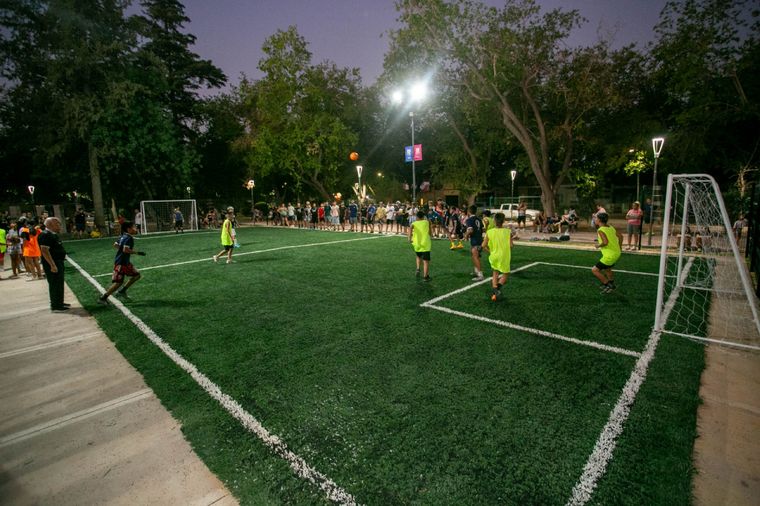 Las canchas de fútbol de césped sintético son un espacio de unión en todo el mundo. Las canchas de fútbol de césped sintético son un espacio de unión en todo el mundo.