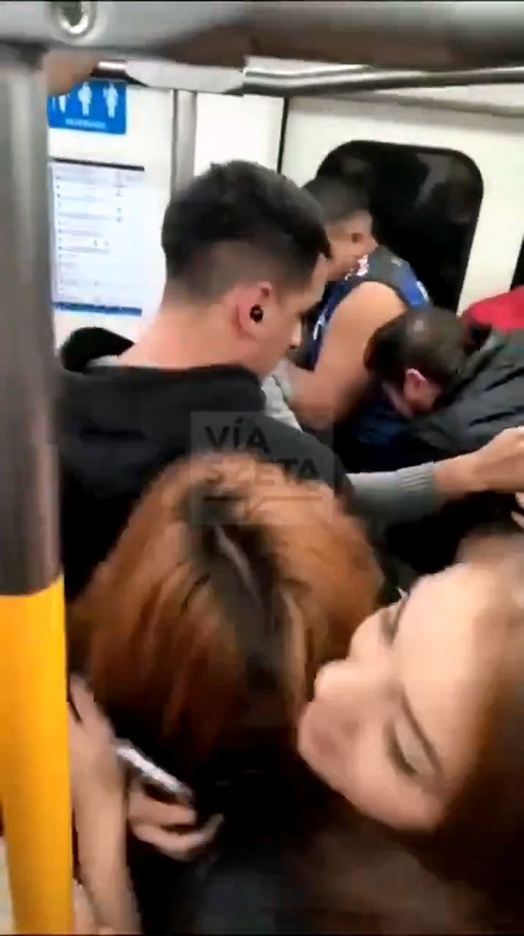 Los pasajeros le propinaron una brutal paliza al acusado Foto: Captura de video