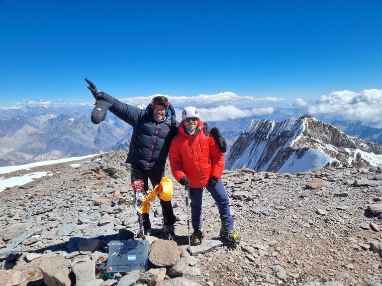 Santiago y José Luis en la cumbre del Aconcagua. Santiago y José Luis en la cumbre del Aconcagua.