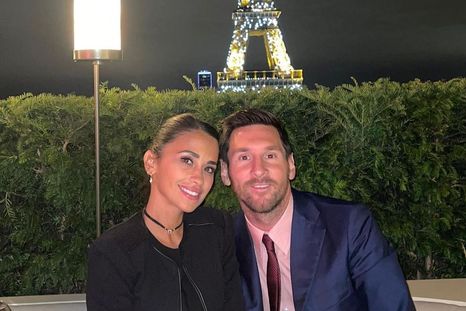 Leo Messi y Antonela en una cena con vistas a la torre Eiffel.