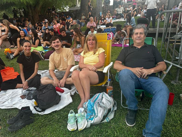 La familia Chirino bien cómoda para el show. La familia Chirino bien cómoda para el show.