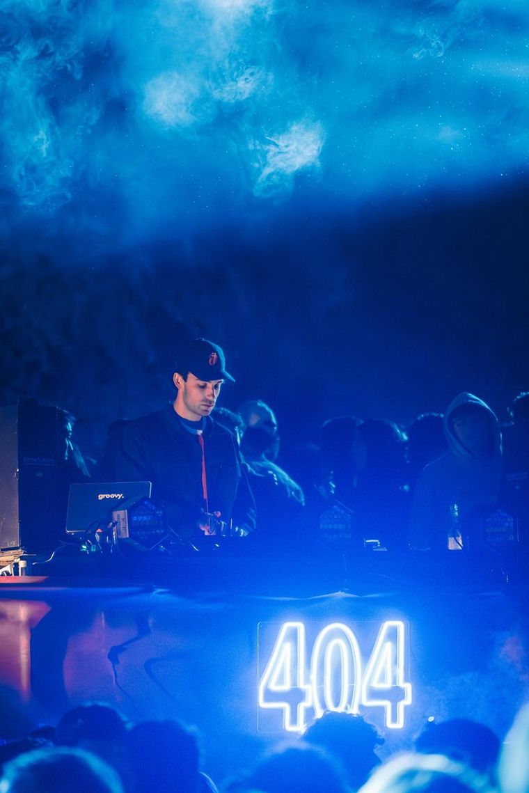 Organizar una fiesta masiva no es solo música. Predios, controles y equipos técnicos sostienen una noche que miles disfrutan sin ver lo que pasa atrás. Organizar una fiesta masiva no es solo música. Predios, controles y equipos técnicos sostienen una noche que miles disfrutan sin ver lo que pasa atrás.