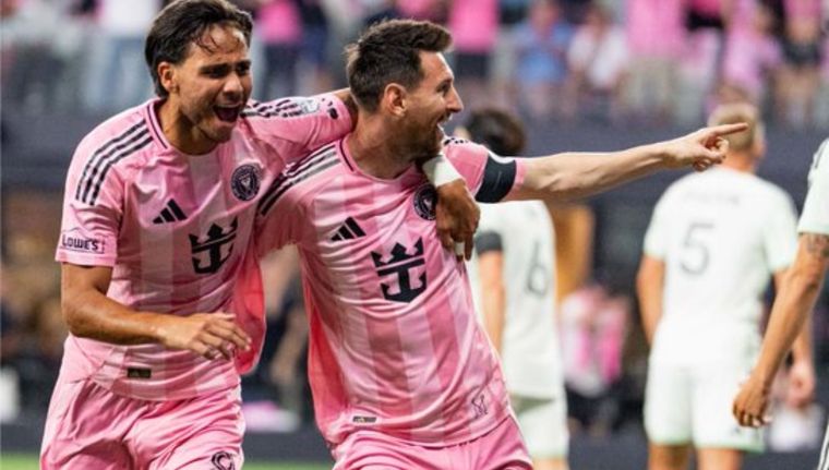 Abrazado por Telasco Segovia, Lionel Messi celebra su gol de cabeza para el 1-1 parcial de Inter Miami ante Austin FC en el flamante Nu Stadium.