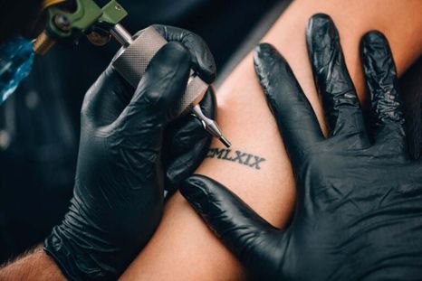 El tatuador es investigado por abuso simple Foto: Mejor con Salud
