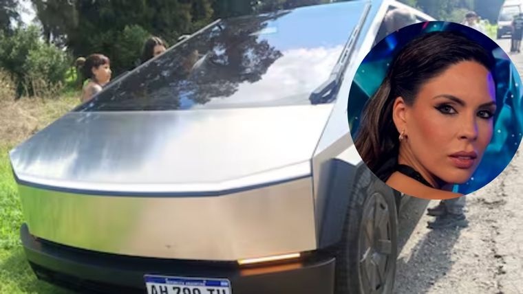 El Tesla de la modelo quedó en el centro de la Ruta 3 luego del choque en cadena que involucró a tres autos. El Tesla de la modelo quedó en el centro de la Ruta 3 luego del choque en cadena que involucró a tres autos.