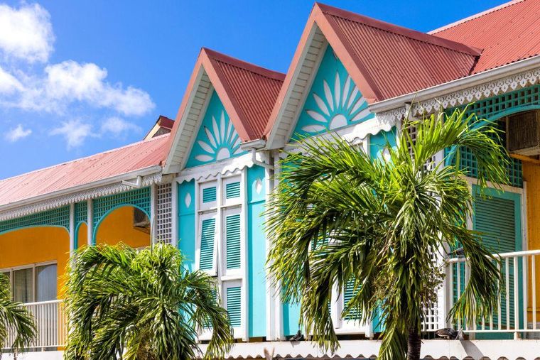 Casas coloniales coloridas de Marigot, en la parte francesa de la isla.