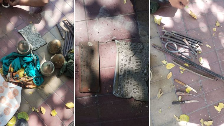 Las placas de bronce y floreros recuperados tras la detención en el cementerio.
