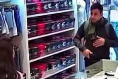 El hombre entró a robar a cara descubierta y tomó un apodo viral: el ladrón respetuoso. El hombre entró a robar a cara descubierta y tomó un apodo viral: el ladrón respetuoso.