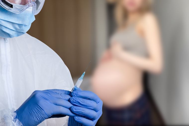 La vacuna de Pfizer recibió luz verde para su uso entre las semanas 32 y 36 de gestación Foto: Shutterstock