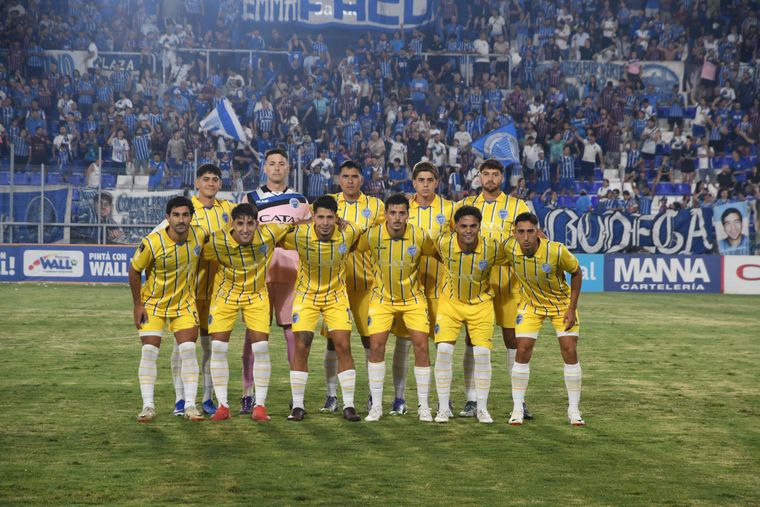 Godoy Cruz debutó en la Primera Nacional con un modelo de camiseta retro, similar a uno que había utilizado en 2002.