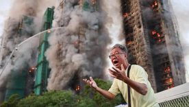 Varios rascacielos residenciales fueron consumidos por las llamas en Hong Kong.
