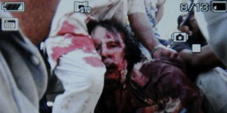 La supuesta imagen de Gadafi baleado disribuída por AFP.