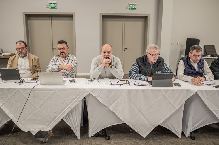 El mendocino Rubén Panella, al centro de la mesa, fue elegido como el máximo referente del cooperativismo en el vino a nivel mundial. Foto: Fecovita