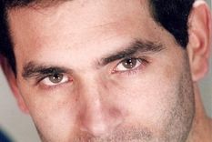 El cura gay que colgó los hábitos se confiesa y mira con cariño al papa Francisco