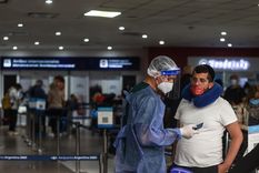 Viajeros llegan al Aeropuerto Internacional de Ezeiza, en la provincia de Buenos Aires (Argentina). Foto: EFE/ Juan Ignacio Roncoroni/Archivo