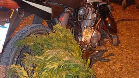 Durante su intento de fuga, el motociclista descartó más de tres kilos de droga. Durante su intento de fuga, el motociclista descartó más de tres kilos de droga.