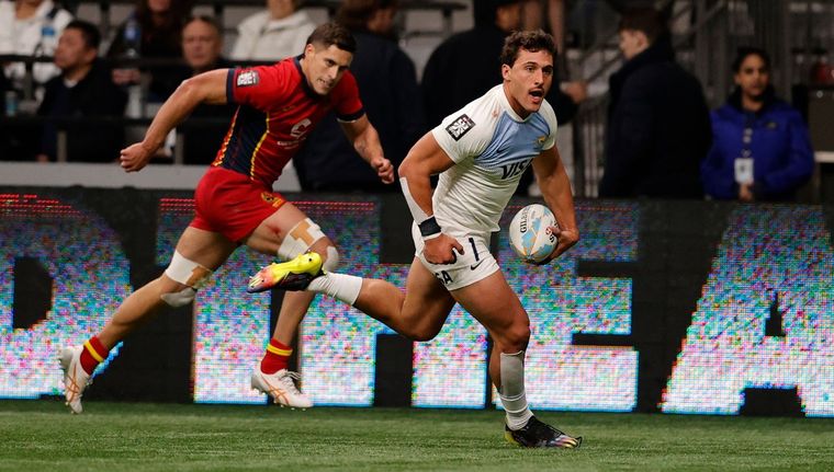 El mendocino Rodrigo Isgró a punto de anotar un try para argentina Foto: @lospumas7arg