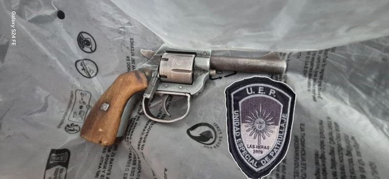 El revólver calibre 22 que portaba el malviviente detenido. El revólver calibre 22 que portaba el malviviente detenido.