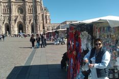 Los puesteros deben pagar un canon y tener monotributo en regla para trabajar en la plaza pero esta vez se lo impidieron por seguridad Foto: Gonzalo Barrera