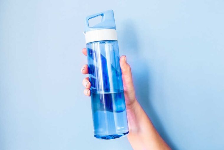 Es importante una correcta limpieza de los termos de plástico para agua. Foto: Shutterstock