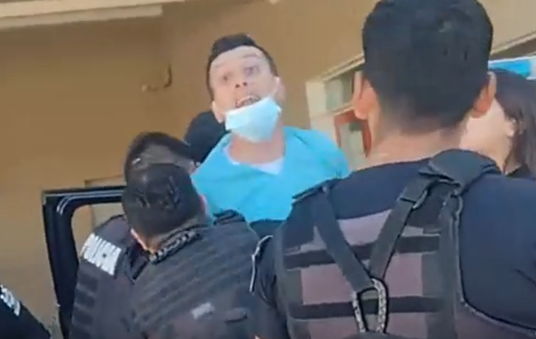 El momento en el que el médico Añez Jofré era subido a la movilidad por los policías y reclamaba que no dejaran sin atención a la guardia del microhospital.&nbsp;