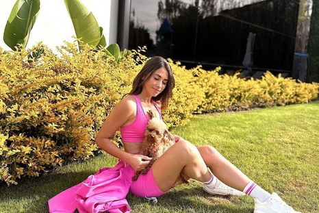 Antonela Roccuzzo con un look deportivo total pink. Foto: Instagram