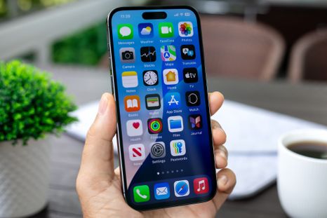La pantalla del nuevo iPhone 18 Pro reduciría el espacio de la isla dinámica para ganar superficie útil de lectura. La pantalla del nuevo iPhone 18 Pro reduciría el espacio de la isla dinámica para ganar superficie útil de lectura.