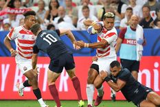 Ataca el neozelandés Lomano Lemeki con el apoyo de Kotaro Matsushima, nacido en Sudáfrica. La mayoría de los rugbiers de Japón nacieron en otro país. Foto: Twitter @JRFURugby