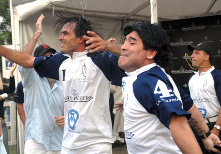 Adolfo Cambiaso festeja el título con Maradona, en modo hincha de La Dolfina, hace varios años. Foto: NA Adolfo Cambiaso festeja el título con Maradona, en modo hincha de La Dolfina, hace varios años. Foto: NA