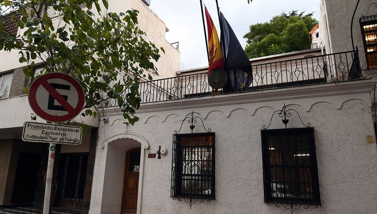 El Consulado de España en Mendoza dejará su histórica sede en Agustín Álvarez. Foto: ALF PONCE MERCADO / MDZ