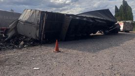 Así quedó el semirremolque del rodado al mando del camionero brasileño. Así quedó el semirremolque del rodado al mando del camionero brasileño.
