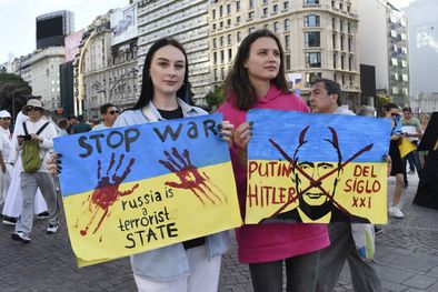 MDZol | Protesta contra la invasión rusa a Ucrania en el centro porteño. Foto: Juan Mateo Aberastain Zubimendi/MDZ