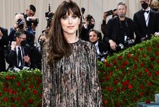 Dakota Johnson y Cara Delevigne se animan a cambiar el esperado estilo de la Met Gala Foto: Glamour