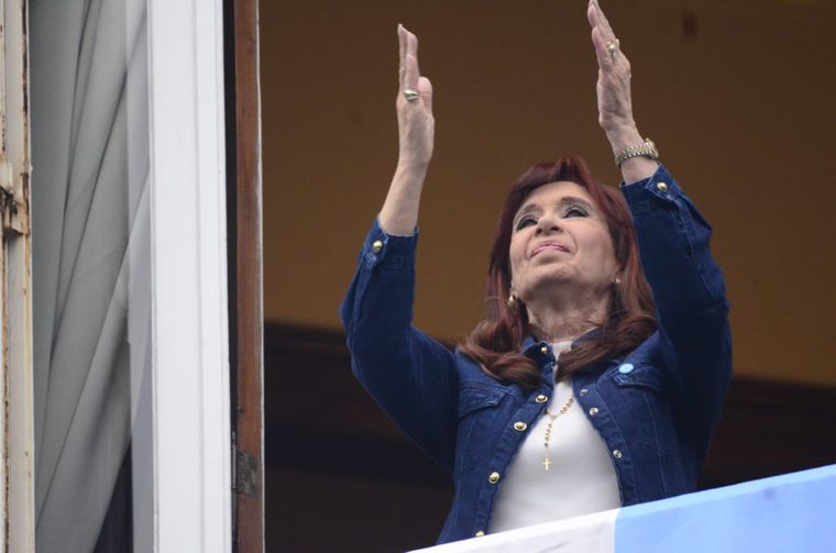 CFK saludó a la militancia desde el balcón por el Día de la Lealtad. Foto: MDZ CFK saludó a la militancia desde el balcón por el Día de la Lealtad. Foto: MDZ