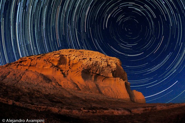 Punta Olazábal, en Puerto Pirámides, foto mostrando el movimiento de las estrellas en una exposición de casi 5 horas. Foto: Alejandro Avampini.