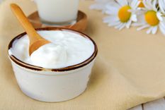 Aprende la mejor receta de crema agria casera, fresca y muy cremosa.