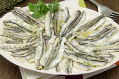 La receta de boquerones en vinagre es típica de la cocina española, especialmente de Andalucía, y refleja la tradición de conservar pescado fresco con vinagre.
