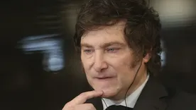 El presidente Javier Milei logró dejar atrás las turbulencias cambiarias, gracias al apoyo de administración Trump y organismos multilaterales, pero analistas le recomiendan dejar flotar el dólar. 