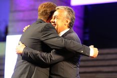 Alfredo Cornejo y Rodolfo Suarez en el traspaso de poder. La unidad  radical sigue siendo la máxima estrategia política.