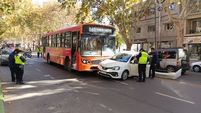 El accidente involucró a un micro de la línea 500 y un auto marca Toyota.