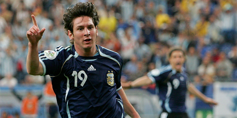 La azul del 2006, la camiseta con la que Messi marcó su primer gol en el 6-0 ante Serbia y Montenegro.