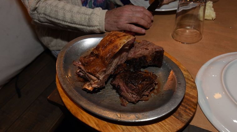 El asado y la parrillada para dos personas ya se ubica encima de los $5.000. Foto: ALF PONCE MERCADO / MDZ
