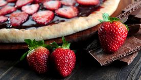 Receta de pizza dulce de chocolate y frutillas para compartir en casa. Receta de pizza dulce de chocolate y frutillas para compartir en casa.