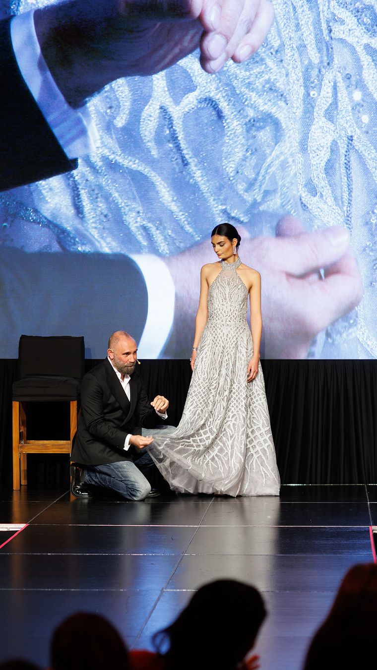 El diseñador mostró detalles de los vestidos en primer plano, gracias a una cámara especializada que hacías close up.