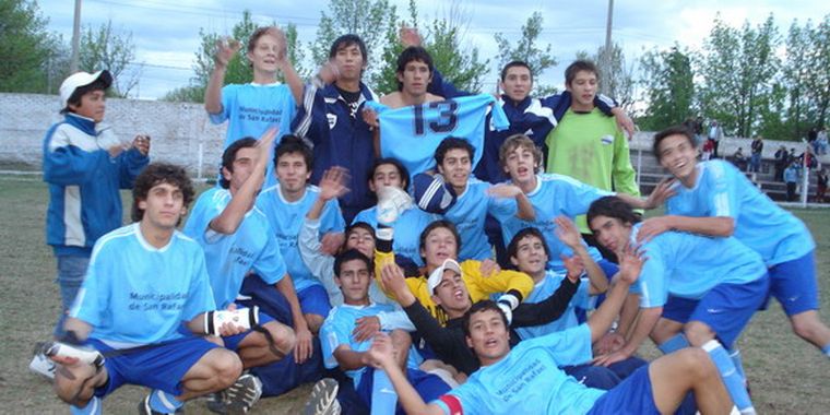 El equipo acaba de ganar la final.